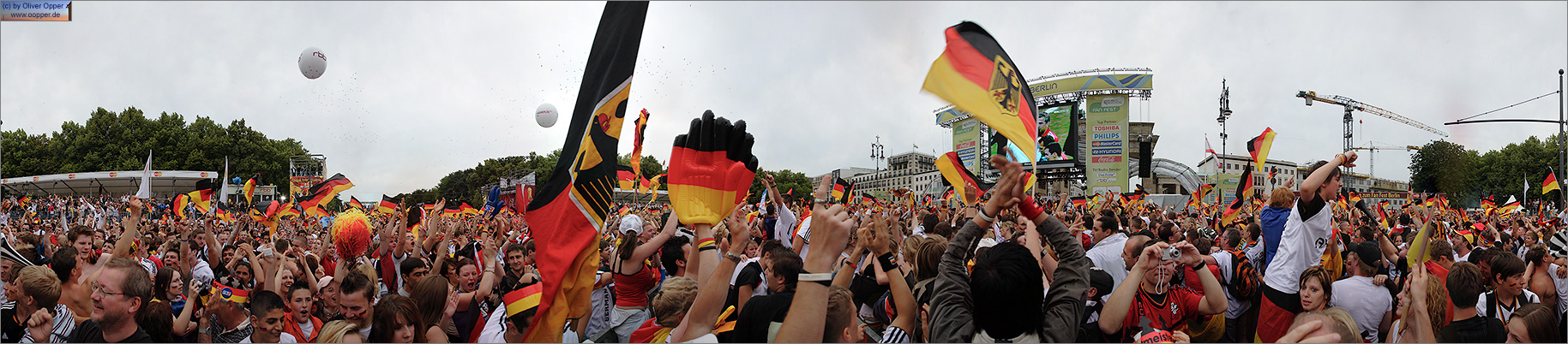 Panorama Bilder Berlin - Fuball WM2006 - Fan Fest vor dem Brandenburger Tor - p011 - (c) by Oliver Opper