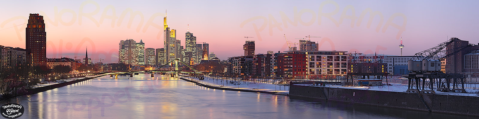 Frankfurt am Main - Die Skyline von der Deutschherrnbr�cke aus zur blauen Stunde - p405 - (c) by Oliver Opper