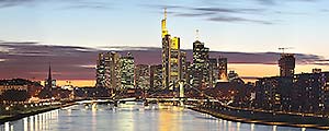 Frankfurt am Main - Die Skyline von der Deutschherrnbr�cke am Abend - p406